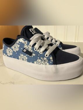NWOT DC Shoes - Canvas Floral Skate Sneakers - Women’s Size 6.5